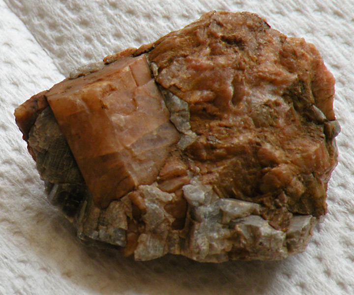 Felspar crystal 2 x 2,5 cm in 6 cm matrix of quartz and felspar.